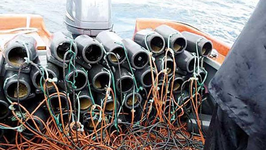 La línea con las ánforas o cacharros de plástico para la pesca ilegal de pulpo hallada en las Islas Cíes.