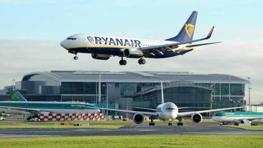 Un avión de Ryanair aterriza en el aeropuerto de Dublín.