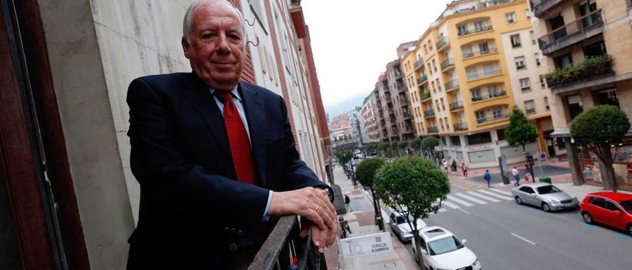 Luis Toyos, asomado al balcón de la emisora en la calle Asturias de Oviedo.