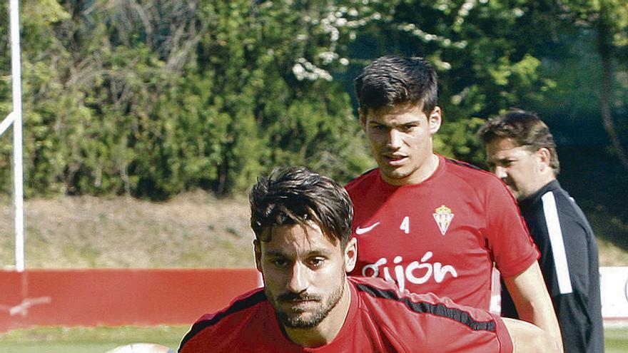 Canella observa el balón ante Jorge Meré.