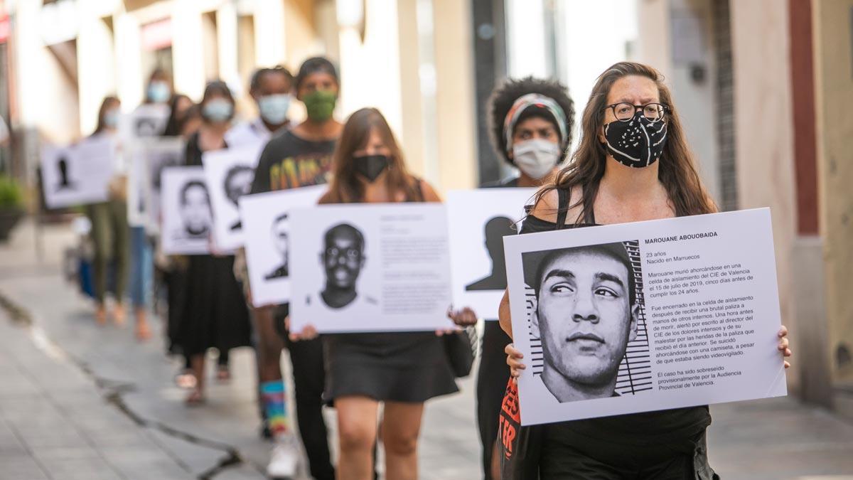 Activistas de Tanquem els CIE y alumnos de Sarrià-Sant Gervasi, esta semana en una acción en el distrito.