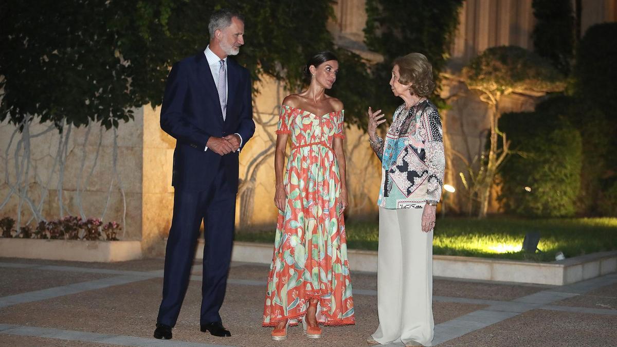 Los Reyes reciben en el Palacio de Marivent a autoridades y representantes de la sociedad balear