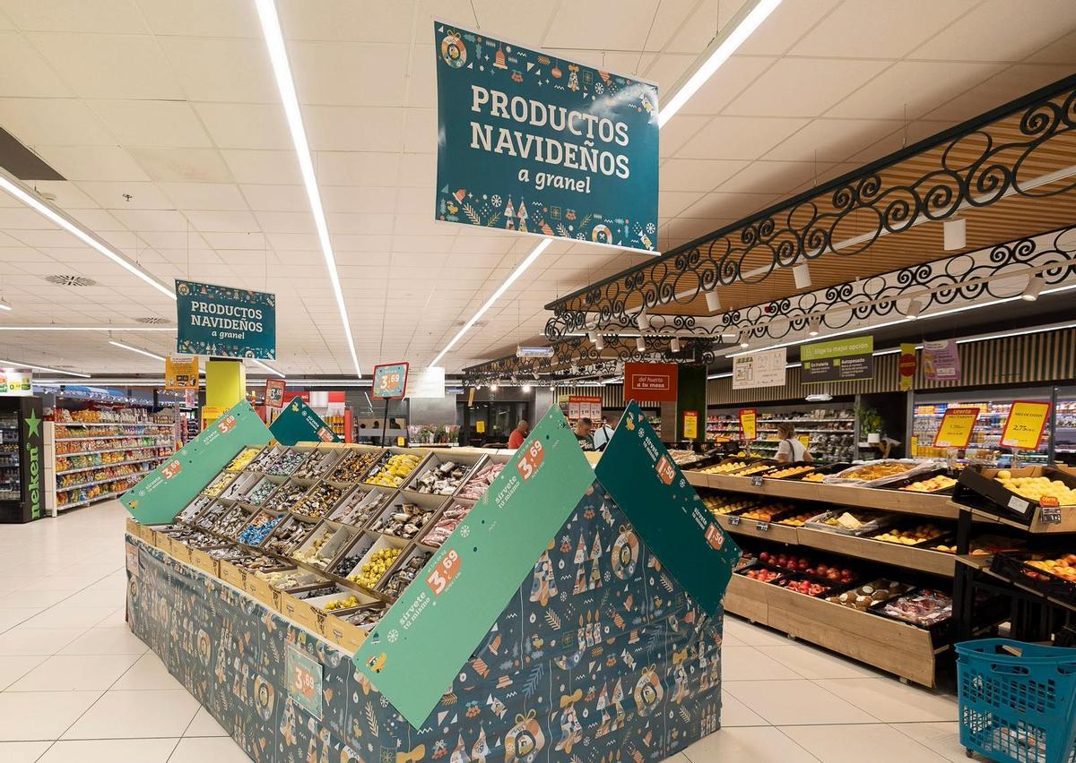 Productos navideños en la tienda HiperDino en Miller, en Las Palmas de Gran Canaria