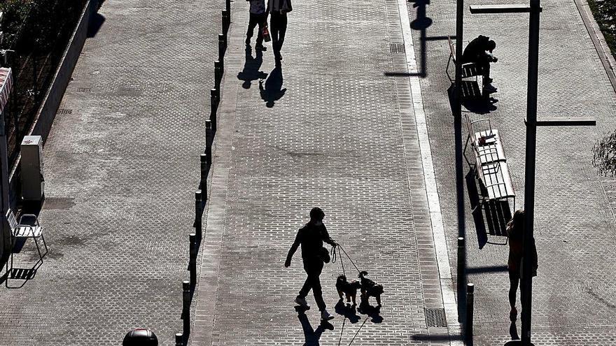 Persones passejant per Barcelona ahir, quan el risc de rebrot a Catalunya va baixar de 500 punts.