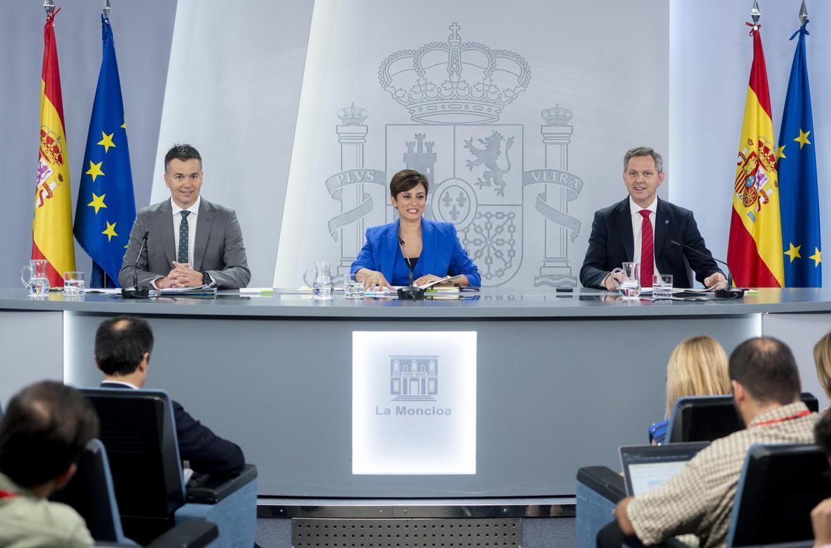 La portavoz del Gobierno, Isabel Rodríguez, en la rueda de prensa de este martes, junto al ministro de Sanidad, José Manuel Miñones, y el de Industria, Héctor Gómez. La portavoz del Gobierno, Isabel Rodríguez, en la rueda de prensa de este martes, junto al ministro de Sanidad, José Manuel Miñones, y el de Industria, Héctor Gómez.