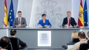 La portavoz del Gobierno, Isabel Rodríguez, en la rueda de prensa de este martes, junto al ministro de Sanidad, José Manuel Miñones, y el de Industria, Héctor Gómez.