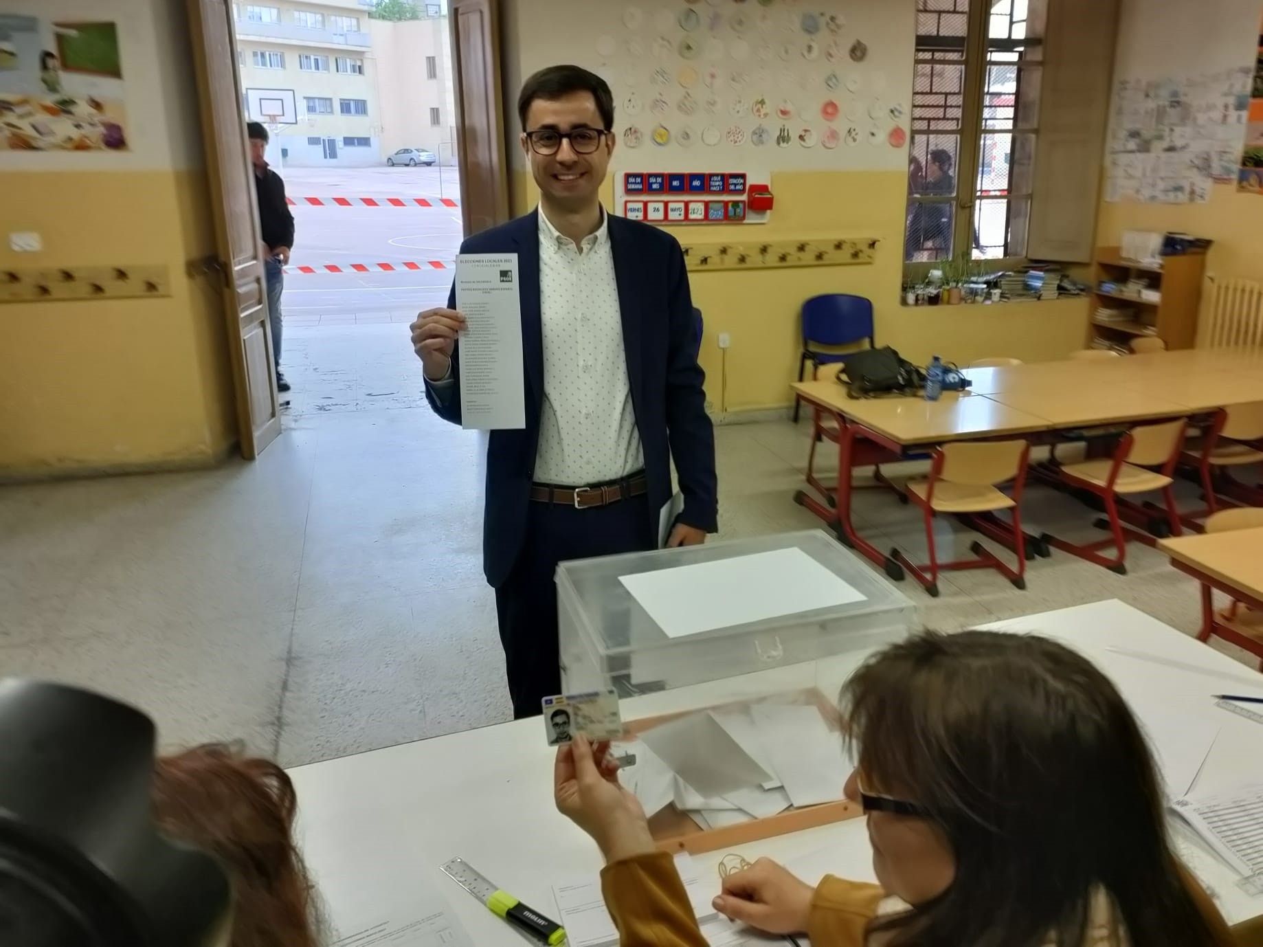 El candidato del PSOE a la Alcaldía de Salamanca, José Luis Mateos, ejerce su derecho al voto