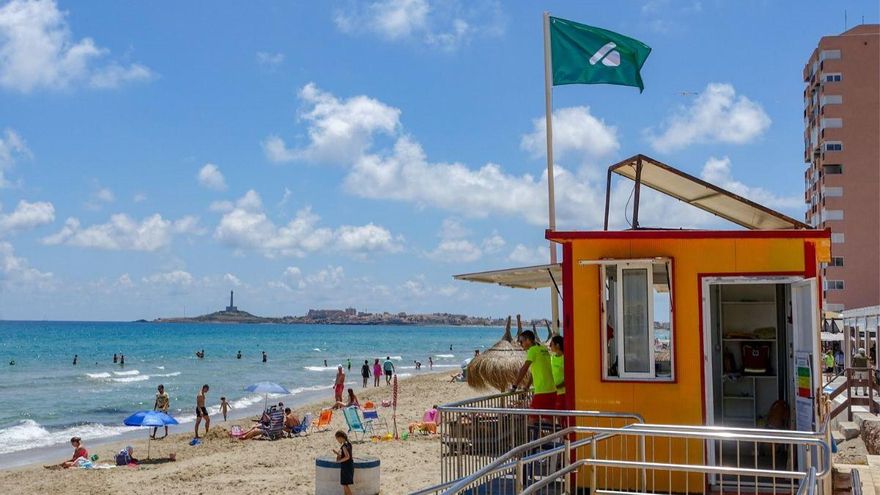 Bandera verde en el puesto de Las Sirenas de La Manga este verano