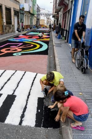 15-07-19 LAS PALMAS DE GRAN CANARIA. CALLES DE LA ISLETA. LAS PALMAS DE GRAN CANARIA. Confeccion de alfombras con diversos materiales, en diferentes calles de La Isleta en honor a Ntra del Carmen. Fotos: Juan Castro.  | 15/07/2019 | Fotógrafo: Juan Carlos Castro