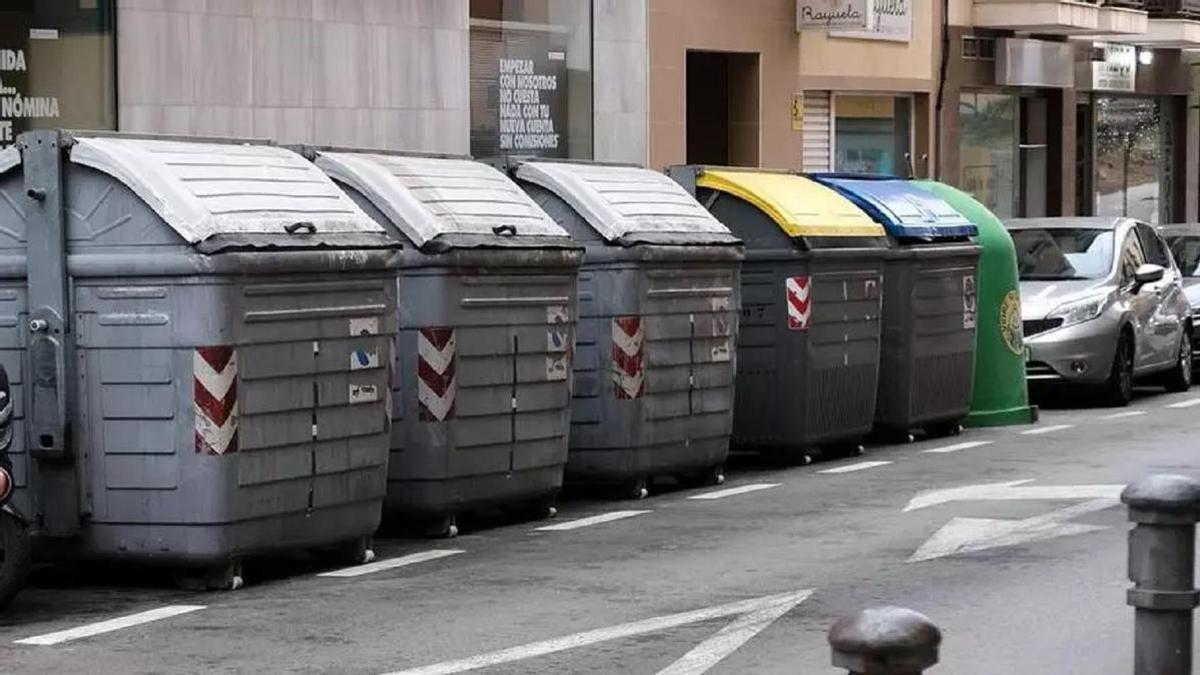 Contenedores en una calle de Sant Joan, en una imagen de archivo