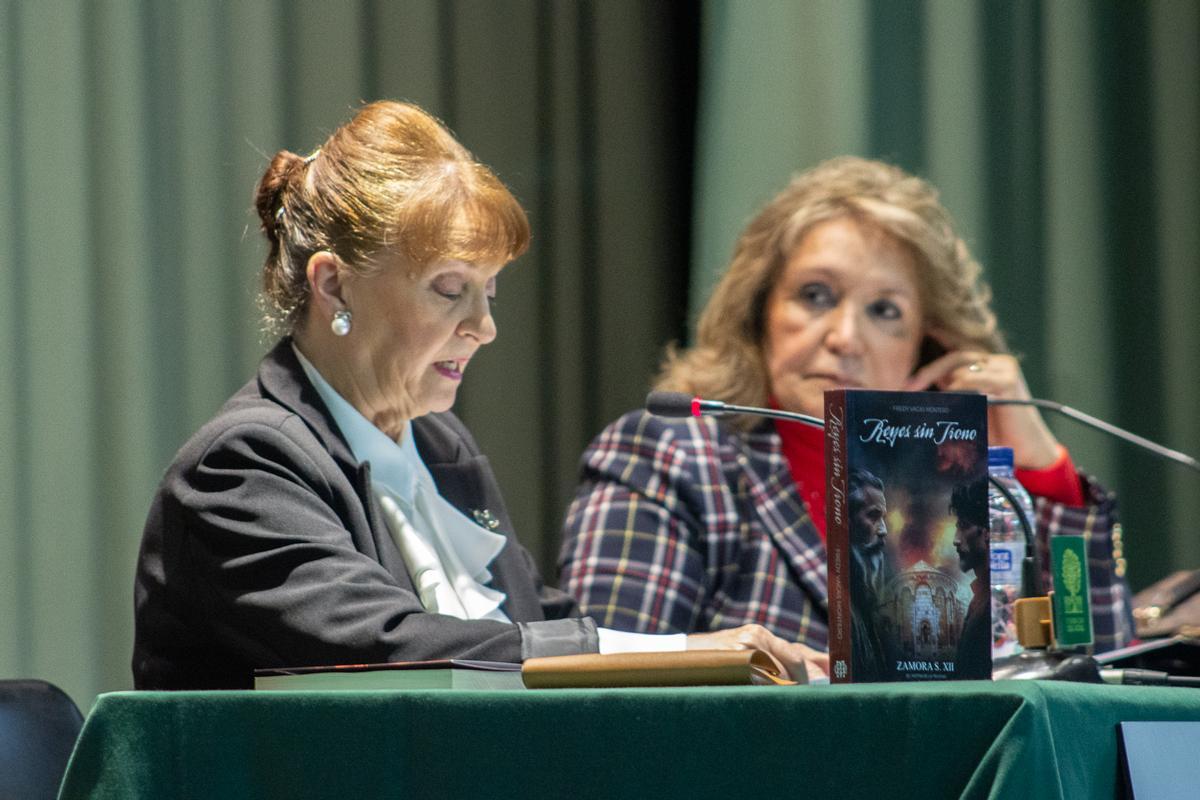 Fredy Vacas y Carmen Ferreras en la presentación literaria