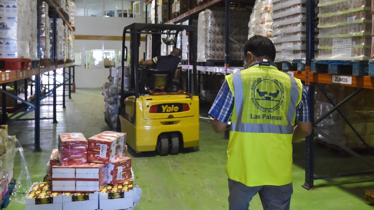 Un trabajador del Banco de Alimentos de Las Palmas.