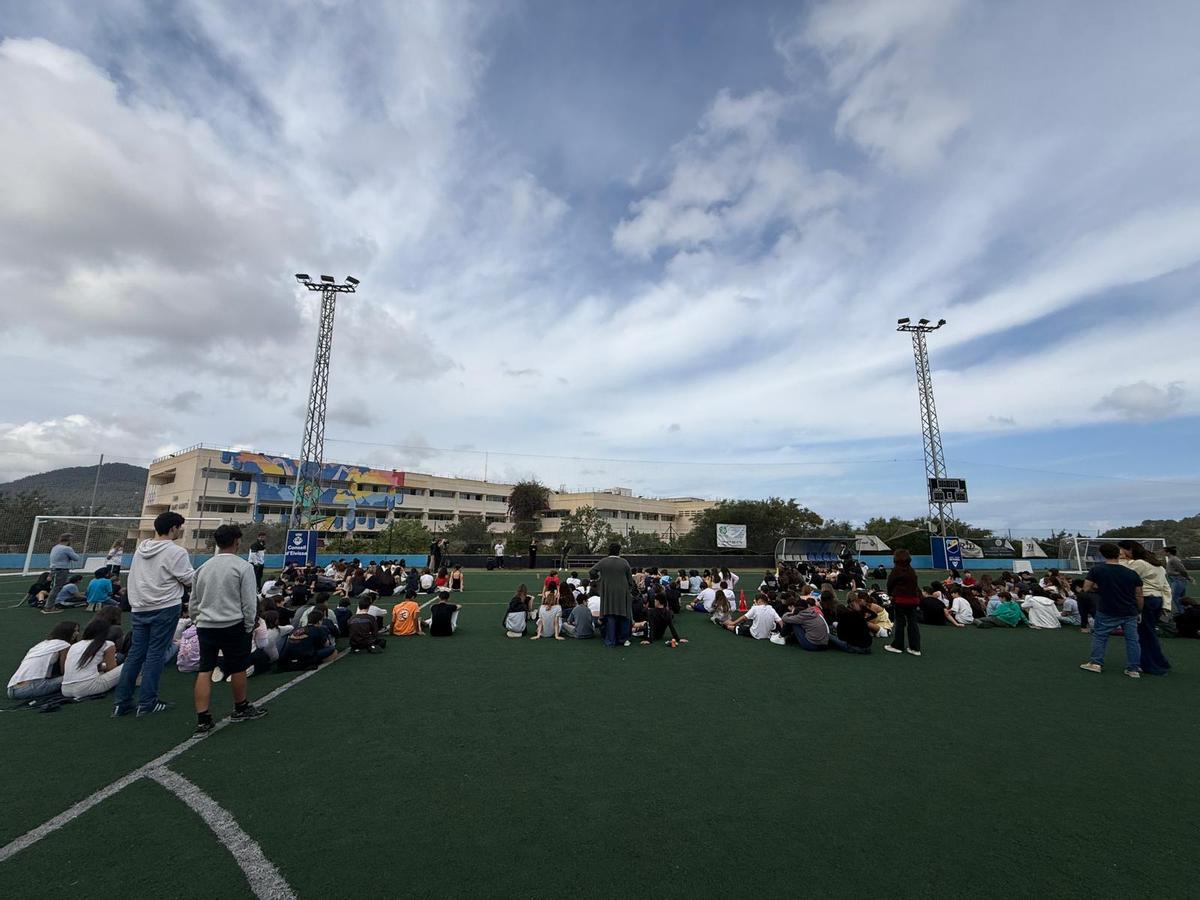 Jóvenes reunidos en el instituto Sant Agustí.