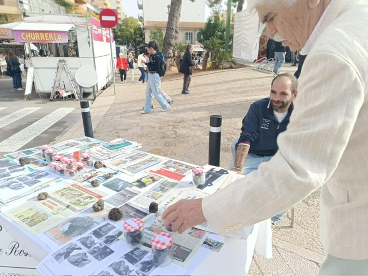 Puesto de trufas en el Dijous Bo