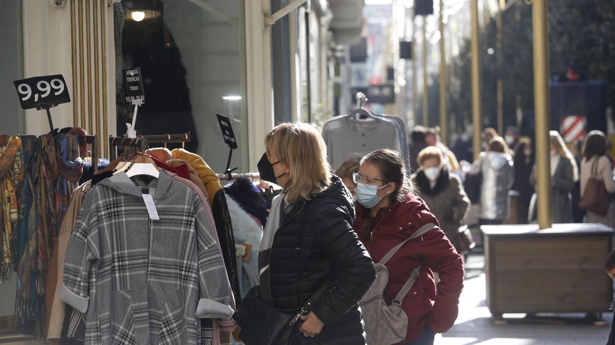 Clientas observan los artículos de un comercio ubicado en la zona centro, en una imagen de archivo.