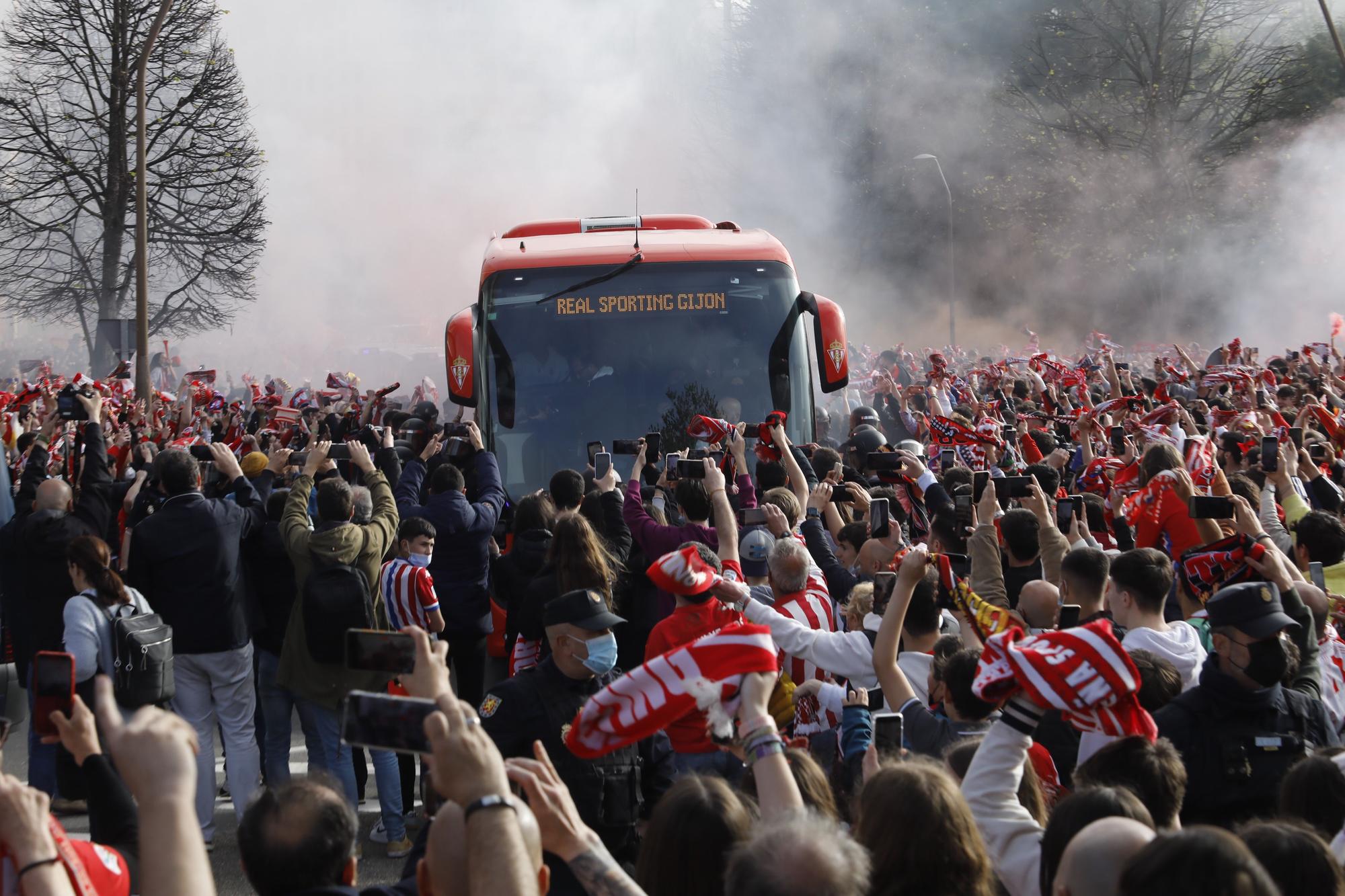 EN IMÁGENES: Así fue el recibimiento al autobús del Sporting en El Molinón