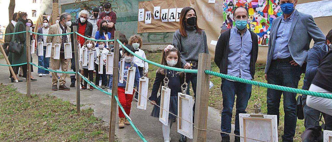 Los menores hicieron de guías en la exposición en el CEIP Mestre Vide, a la que asistieron artistas locales..   | // IÑAKI OSORIO