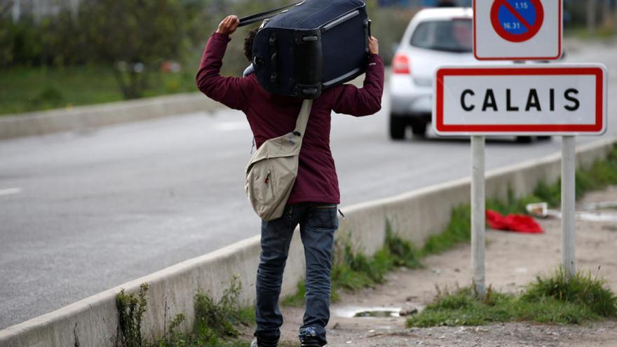 Uno de los desalojados de Calais con sus enseres // P. Rossignol