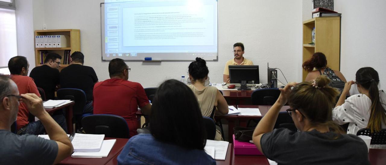 Imagen de archivo de un grupo de opositores preparándose las pruebas en una academia de formación tinerfeña.