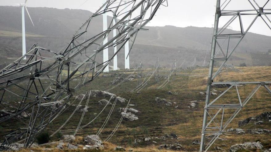 Una torre eléctrica caída por el tempora. // Berbabé/Luismy