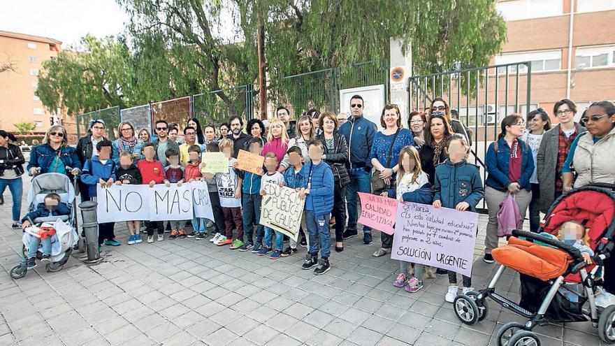 Denuncian estrés en sus hijos de 7 años al cambiar siete veces de maestro en dos cursos