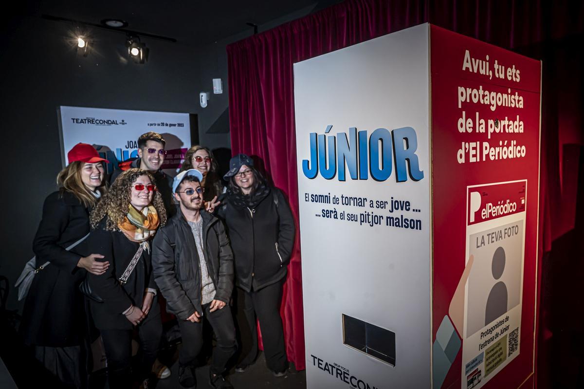 El estreno de Júnior en el Teatre Condal, la nueva comedia protagonizada por Joan Pera, fue divertida desde el primer momento. Nada más llegar a la sala del Paral.lel el público se ambientó en la historia gracias a un fotomatón