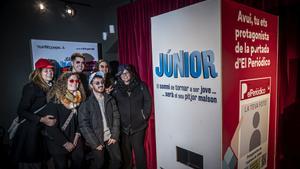 El estreno de Júnior en el Teatre Condal, la nueva comedia protagonizada por Joan Pera, fue divertida desde el primer momento. Nada más llegar a la sala del Paral.lel el público se ambientó en la historia gracias a un fotomatón