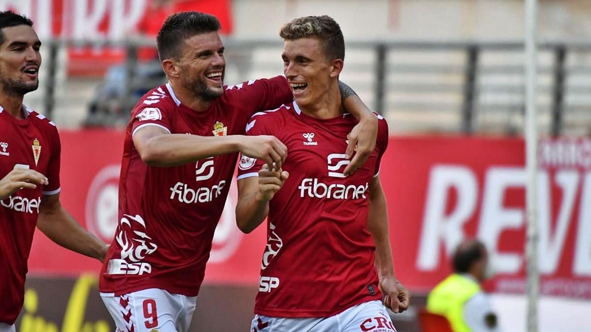 Alberto González es abrazado por Andrés Carrasco tras el segundo gol del Real Murcia en el choque frente al Marchamalo. | PRENSA REAL MURCIA