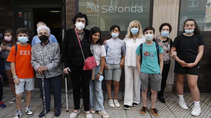 Así fue el emotivo reencuentro entre los alumnos de un colegio ovetense y los mayores de un centro de día