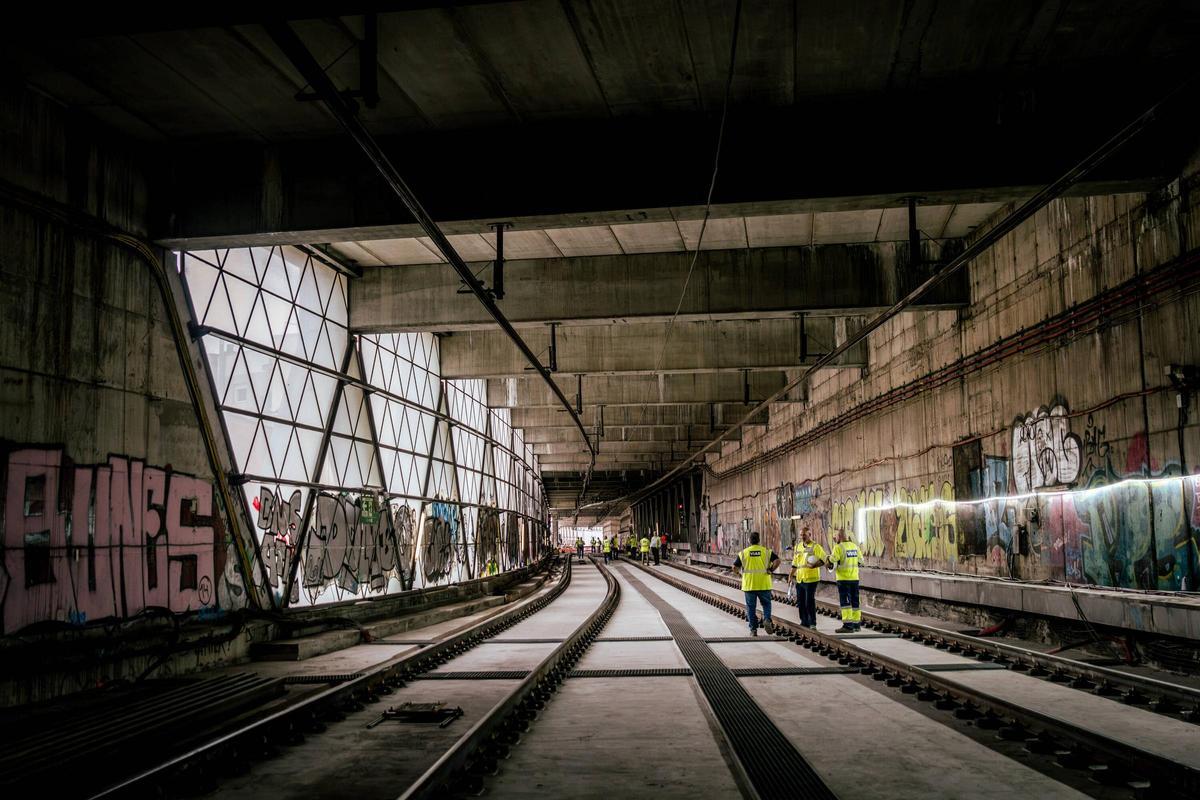 El tramo de vías entre las estaciones de Mercat Nou y Santa Eulàlia en la L1 del metro de Barcelona.