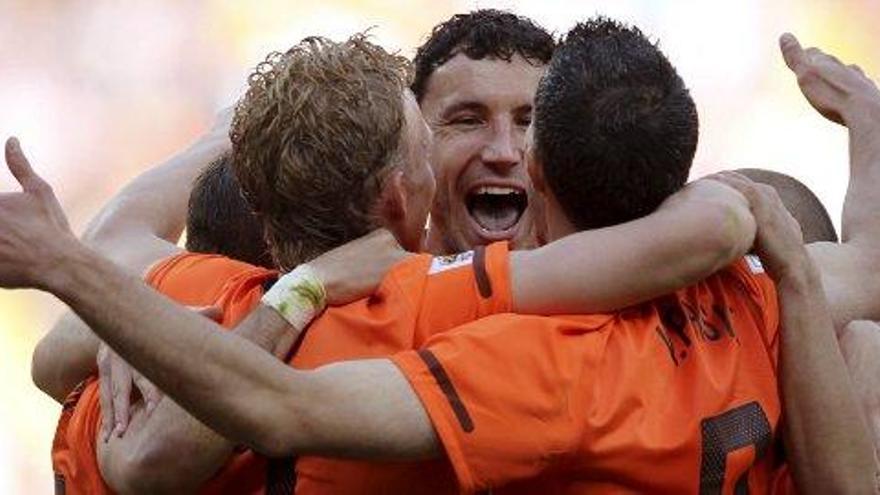 Los jugadores holandeses celebran uno de los goles logrados ante Dinamarca.