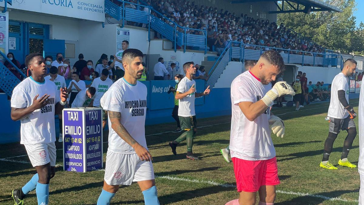 Rubén Alegre, el segundo en la imagen tras el portero Diego Mirón, el pasado domingo antes del Coria-Córdoba.