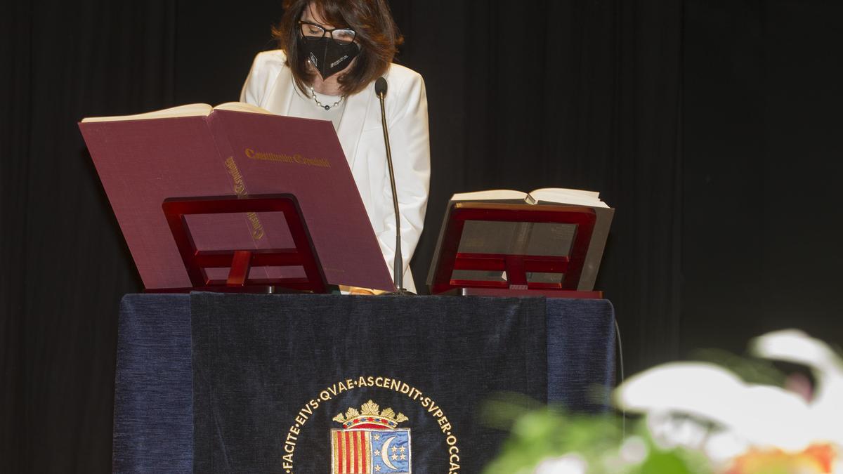 Amparo Navarro toma posesión como rectora de la UA