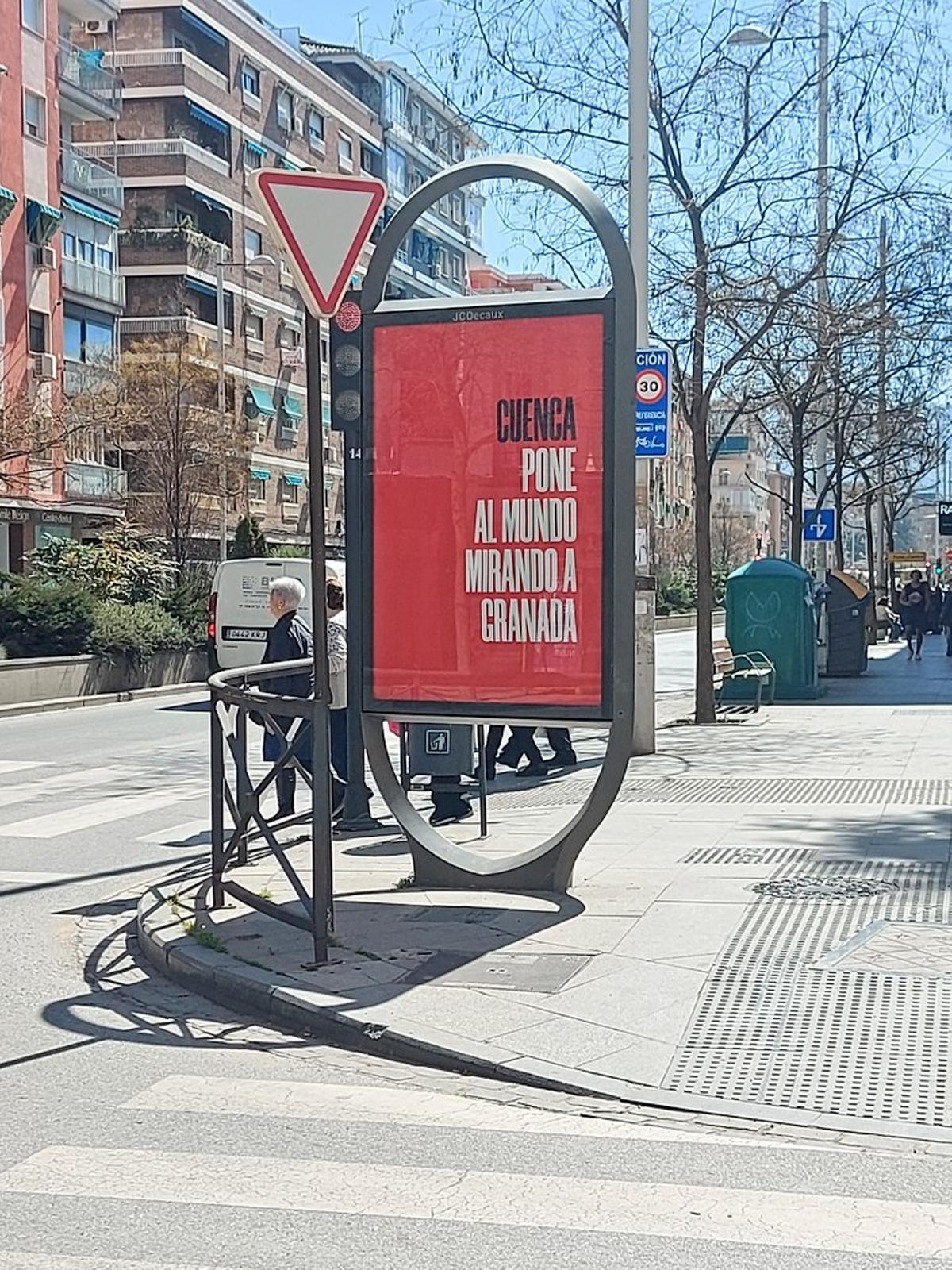 Paco Cuenca, alcalde socialista de Granada, se desmarcó en marzo con esta campaña inspirada en el dicho con connotación sexual poner a alguien mirando a Cuenca