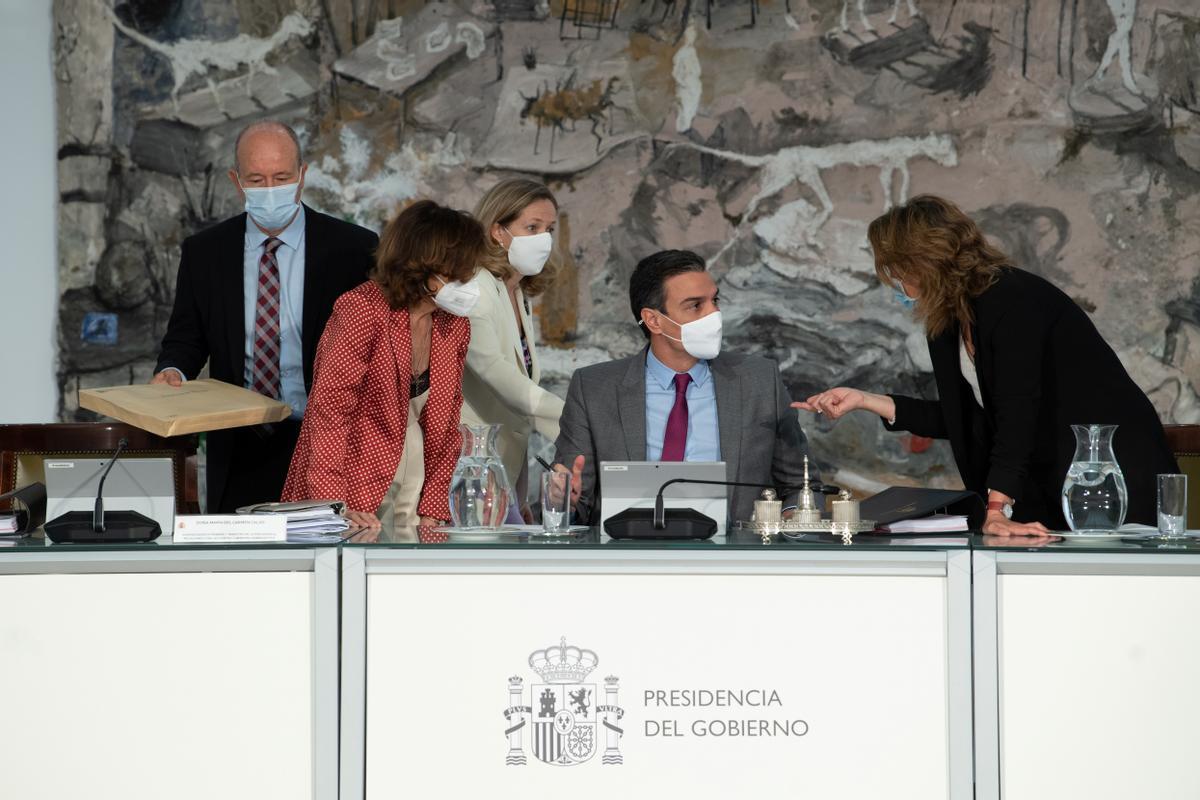 El presidente del Gobierno, Pedro Sánchez, con las vicepresidentas Carmen Calvo, Nadia Calviño y Teresa Ribera, y el titular de Justicia, Juan Carlos Campo, el pasado 23 de junio, en el Consejo de Ministros que aprobó los indultos. 