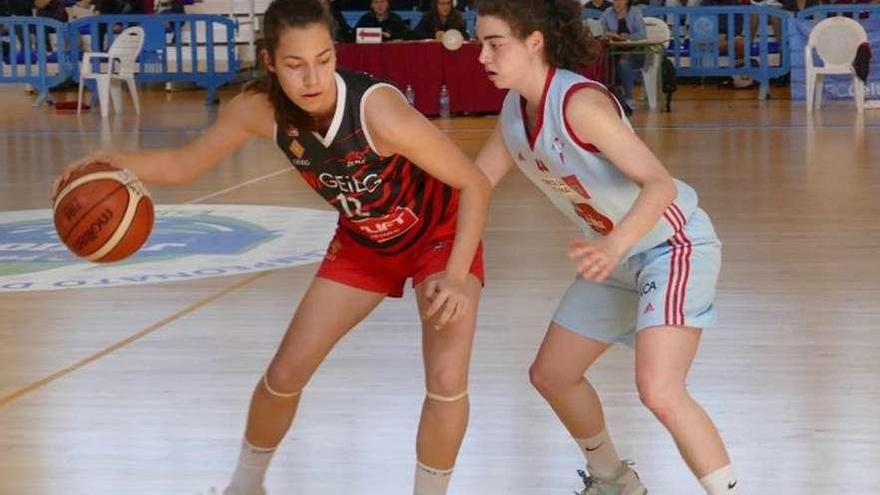 Nerea Arambarri, del Celta Zorka, defiende a la catalana Julia Soler en el partido de ayer. // FAB