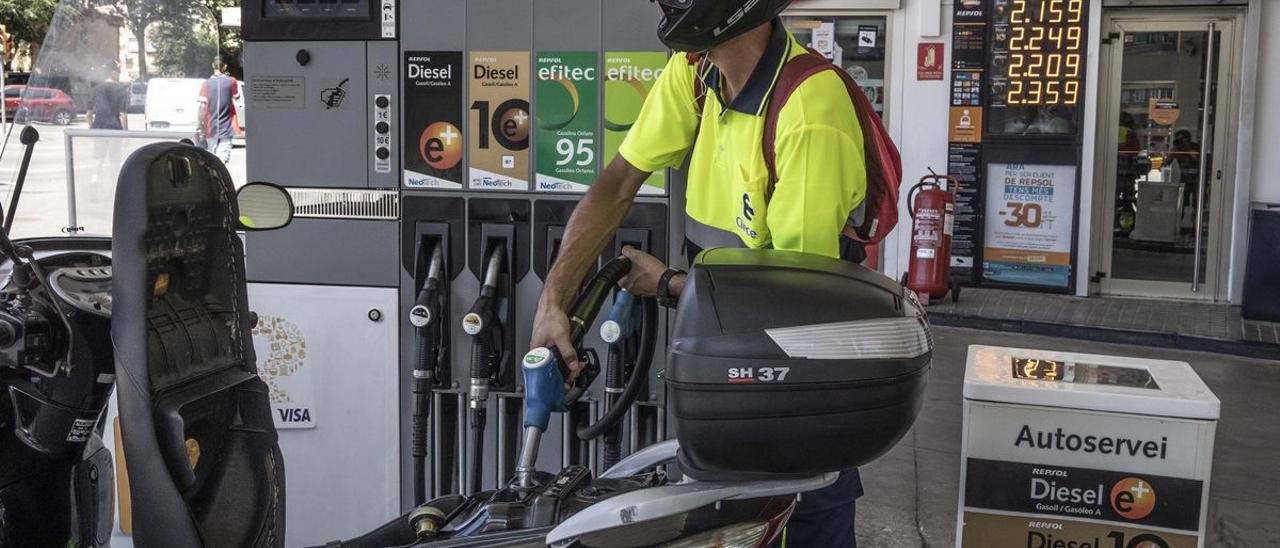 Un motorista, en un surtidor de carburantes.