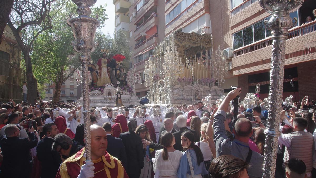 Los tronos del Prendimiento, en su salida por la calle San Millán.