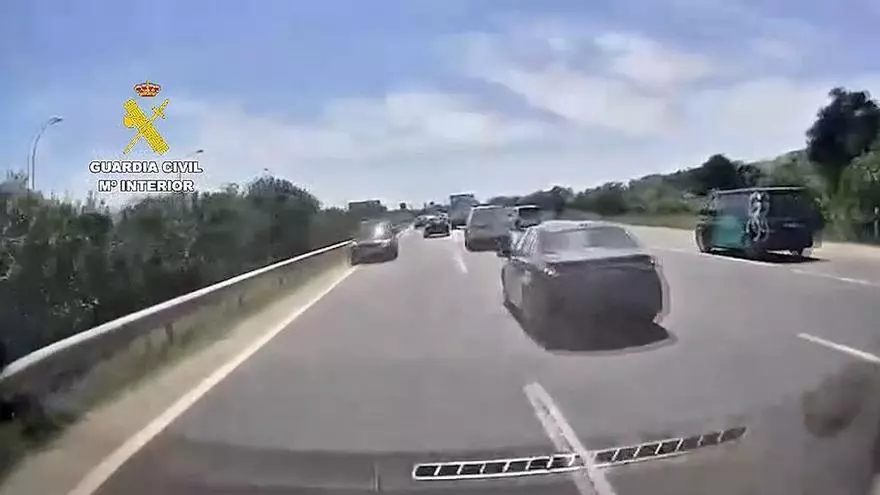 Investigan a un conductor que circuló varios kilómetros en sentido contrario por la autopista de Llucmajor