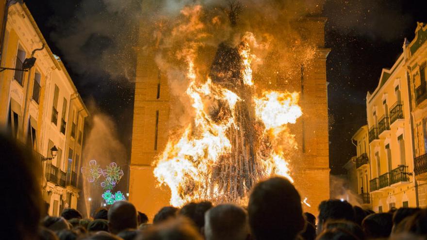 Desplome de la foguera de Canals en plena combustión