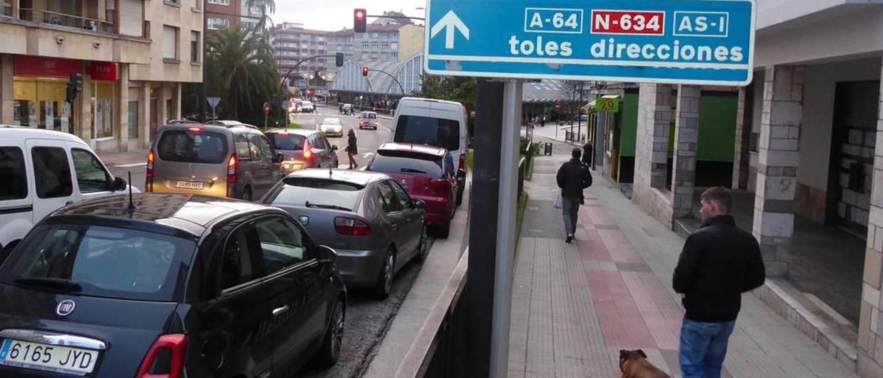 Carteles sólo en asturiano en la calle Alcalde Parrondo de la Pola.