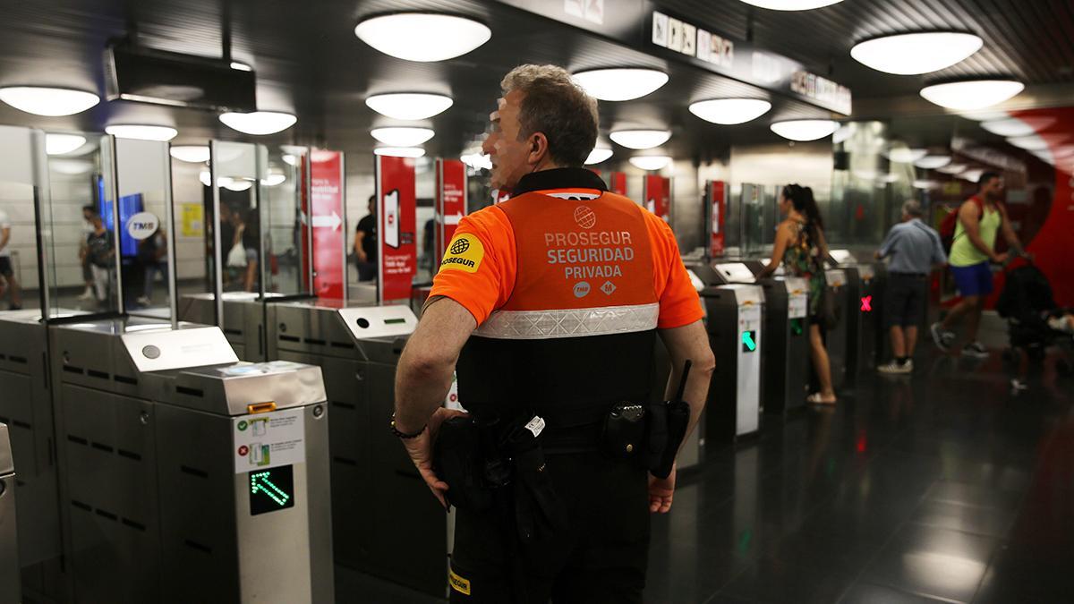 Un vigilante de seguridad del metro