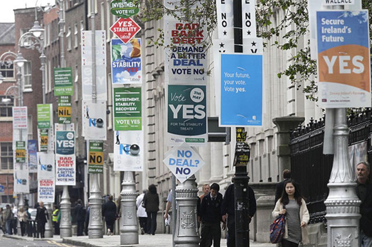 Irlanda decideix avui en referèndum si accepten el tractat d’estabilitat de la Unió Europea. A la imatge, pancartes a favor i en contra situades davant dels edificis governamentals de Dublín.