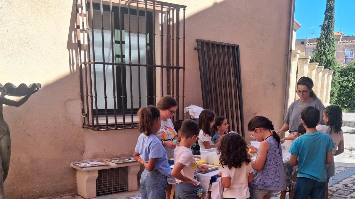 GALERÍA | Nekane Jiménez imparte el taller "Magia con papel reciclado" en la Casa de Cultura de Toro