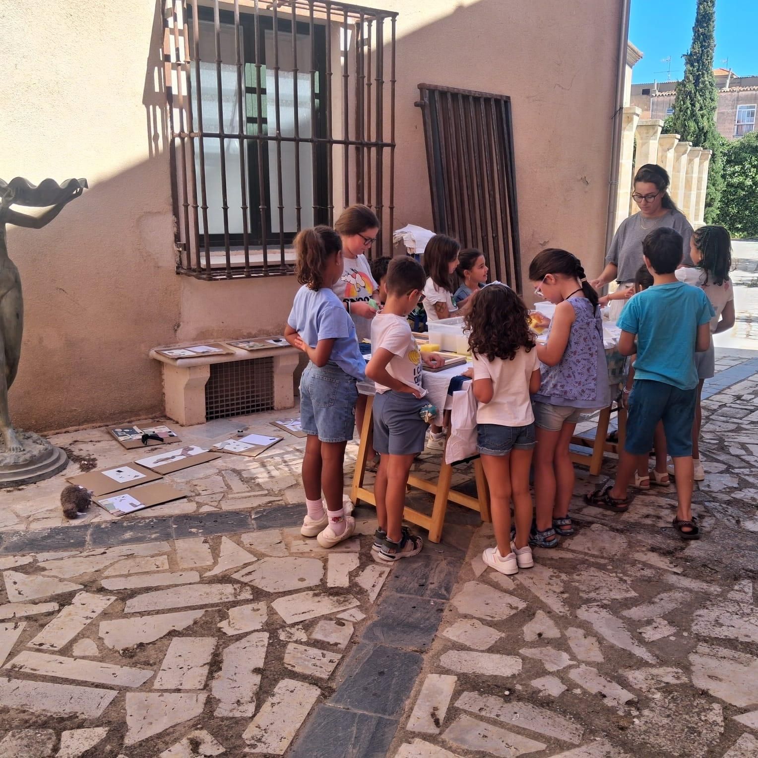 GALERÍA | Nekane Jiménez imparte el taller &quot;Magia con papel reciclado&quot; en la Casa de Cultura de Toro