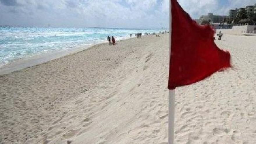Diecinueve playas de la Región izan la bandera roja tras el temporal