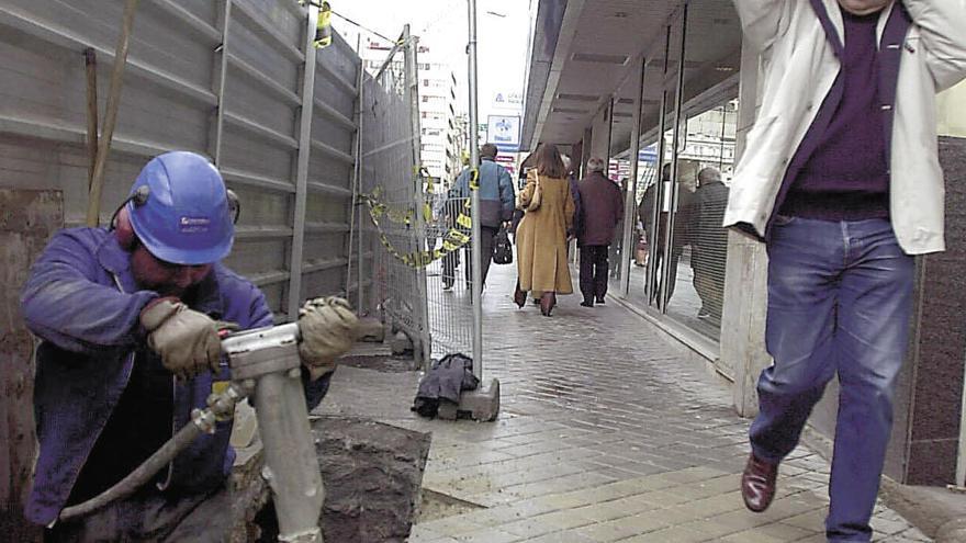 Un ciudadano se tapa los oídos por el ruido.