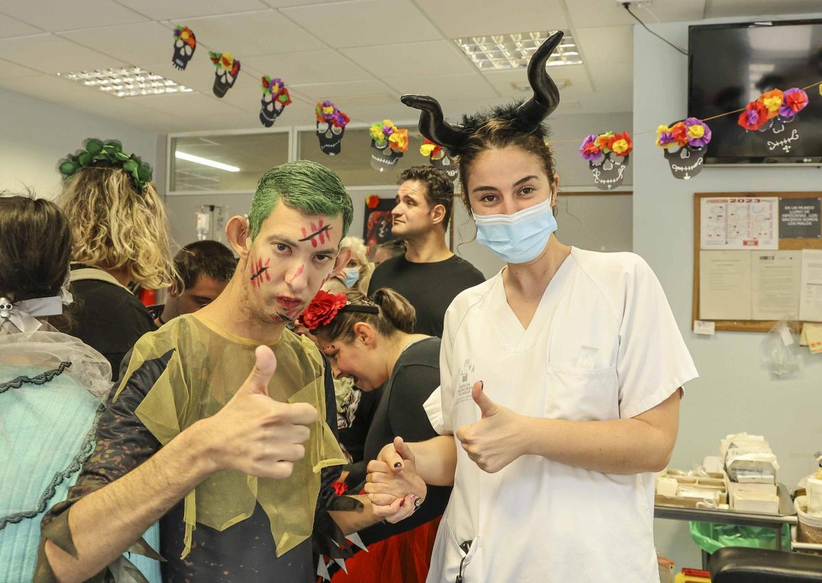 El Hospital de Sant Joan humaniza la atención al paciente oncológico con disfraces del personal de Enfermería y decoración de Halloween realizada por el Centro San Rafael El Hospital de Sant Joan humaniza la atención al paciente oncológico con disfraces del personal de Enfermería y decoración de Halloween realizada por el Centro San Rafael