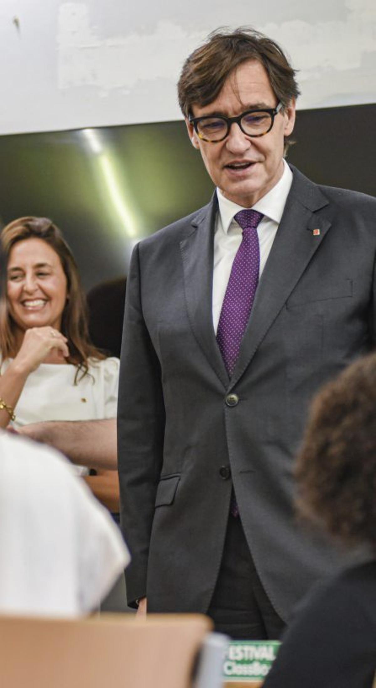 Illa i Niubó, en una escola. | ALBERTO PAREDES / EUROPA PRESS
