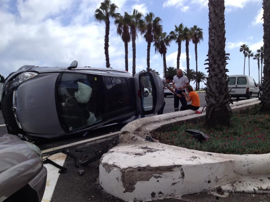 Un coche vuelca en la Avenida Marítima